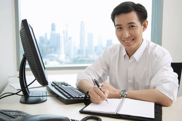 Ejecutivo masculino en el cargo — Foto de Stock