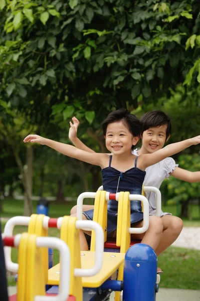 Twee meisjes op een wip — Stockfoto