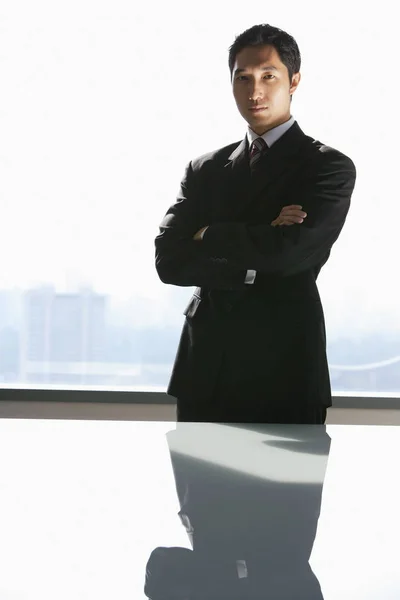 Uomo d'affari in piedi con le braccia incrociate — Foto Stock