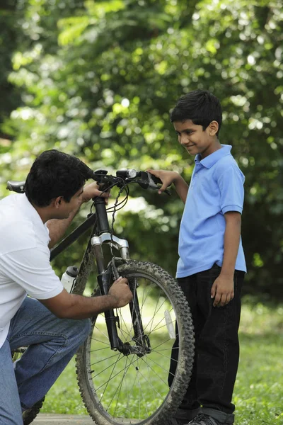 Ayah mengajari anak untuk bersepeda — Stok Foto