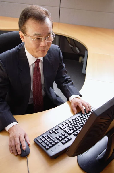 Hombre de negocios usando computadora — Foto de Stock