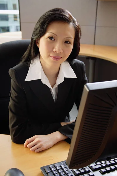 Empresária sentada à mesa — Fotografia de Stock