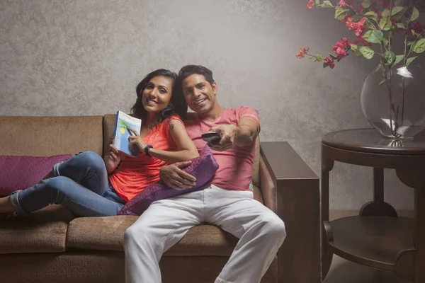 Muž a žena sedí na pohovce — Stock fotografie
