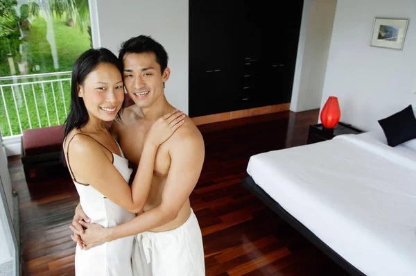 Casal abraçando no quarto — Fotografia de Stock