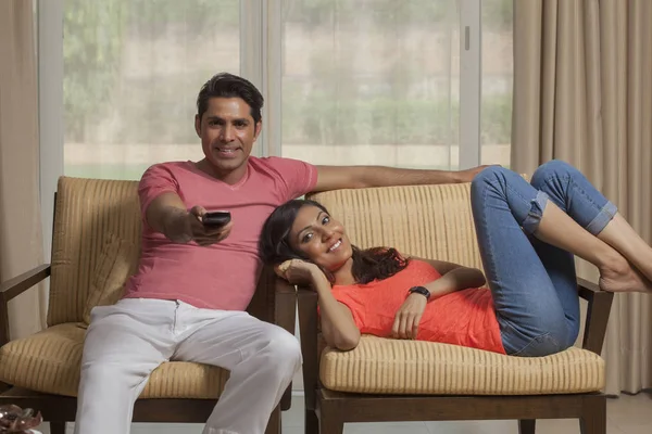 Homem e mulher assistindo televisão — Fotografia de Stock