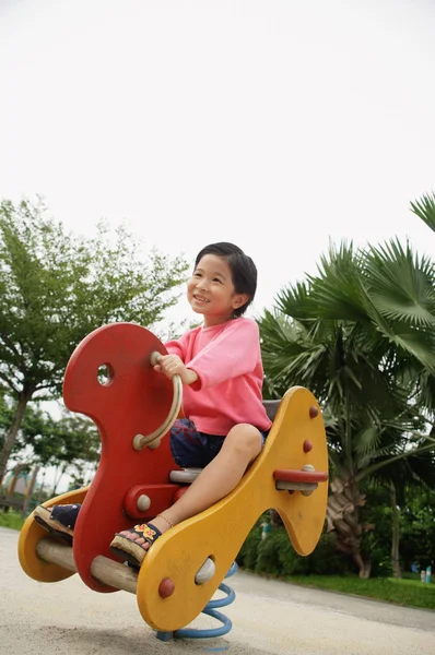 Jovem no parque infantil — Fotografia de Stock