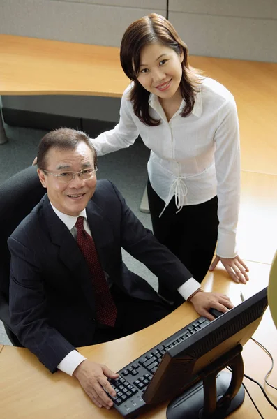 Businessman and woman in office cubicle — Stock Photo, Image