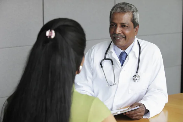 Lekarz porozmawiać z pacjentem — Zdjęcie stockowe