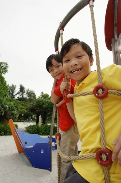 Meninos jogar no parque — Fotografia de Stock