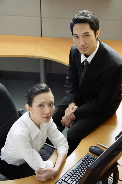 Cadres dans une cabine de bureau — Photo