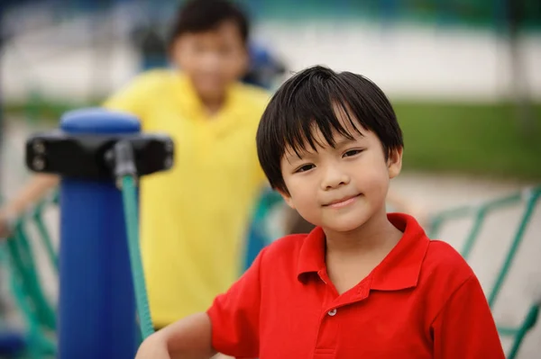 Meninos jogar no parque — Fotografia de Stock