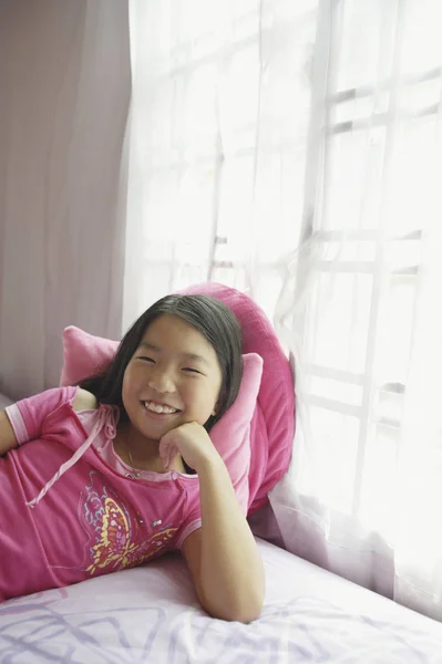 Menina bonito no quarto — Fotografia de Stock