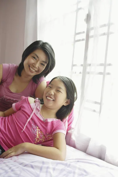 Madre e hija en el dormitorio — Foto de Stock