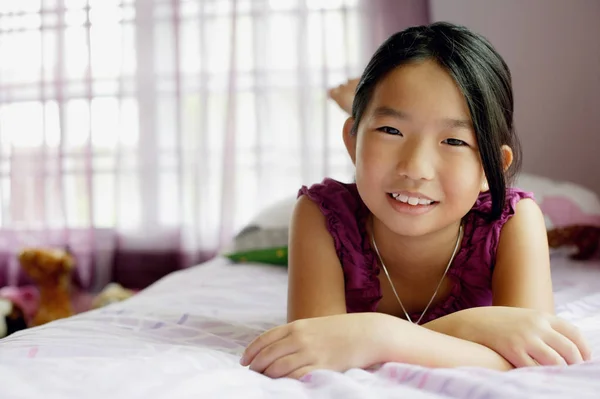 Carino ragazza in camera da letto — Foto Stock