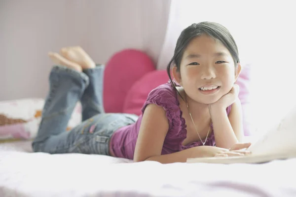 Nettes Mädchen im Schlafzimmer — Stockfoto