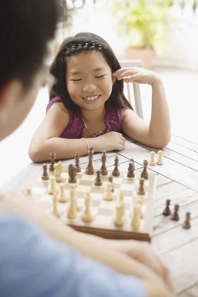 Батько і дочка грають в шахи — стокове фото