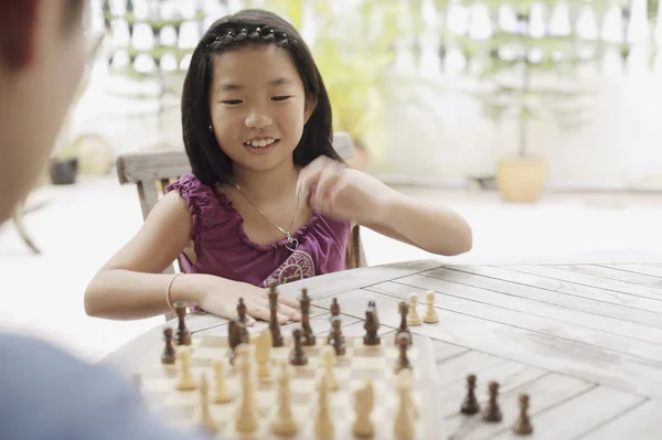 Pai e filha jogando xadrez — Fotografia de Stock