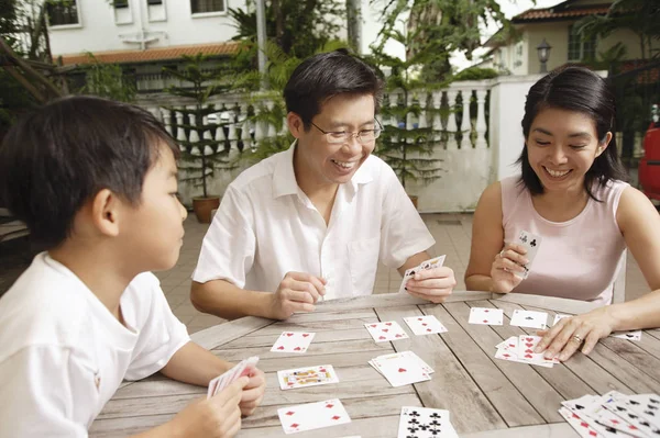 Familia jugando a las cartas — Foto de Stock