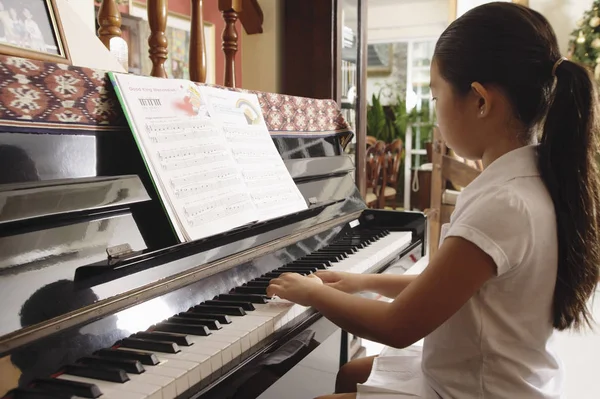 Flicka spela piano — Stockfoto