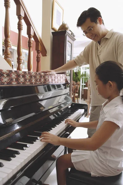 Pai e filha tocando piano — Fotografia de Stock