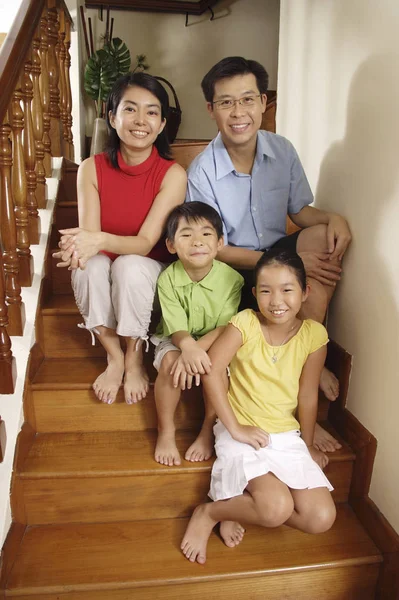 Famille assise sur les escaliers — Photo