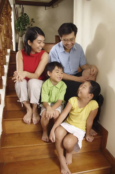 Família sentada nas escadas — Fotografia de Stock