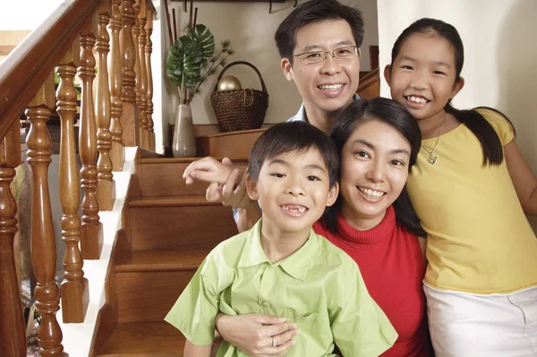 Rodina se usmívá na kameru — Stock fotografie