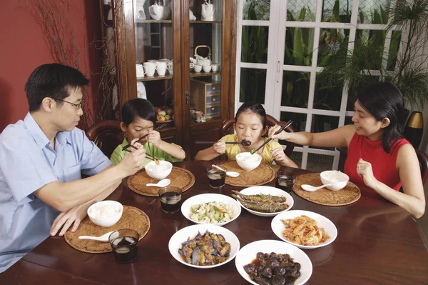 Familia cenando —  Fotos de Stock