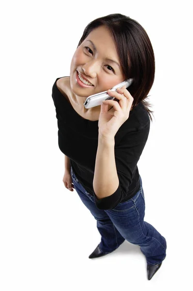 Jovem mulher usando telefone celular — Fotografia de Stock