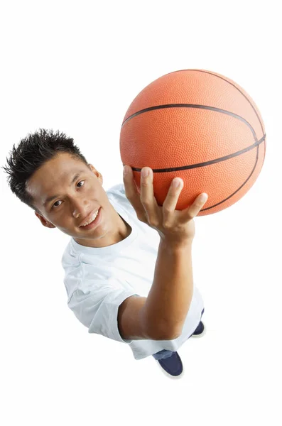 Człowiek posiadający piłkę do koszykówki — Zdjęcie stockowe