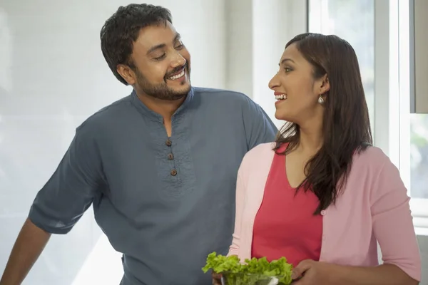 Uomo e donna in cucina — Foto Stock