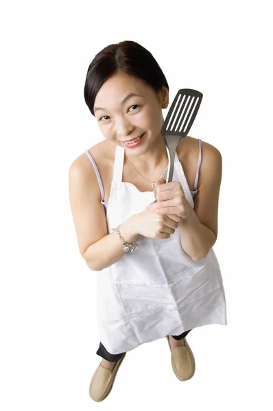 Mujer sosteniendo utensilio de cocina — Foto de Stock
