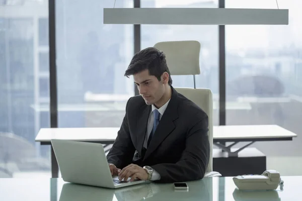 Homme d'affaires assis au bureau — Photo