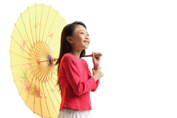 Дівчина тримає жовту парасольку — стокове фото
