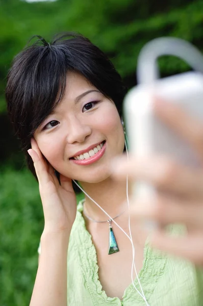 Frau mit MP3-Player Stockbild