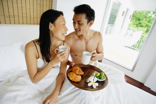 Pareja desayunando —  Fotos de Stock