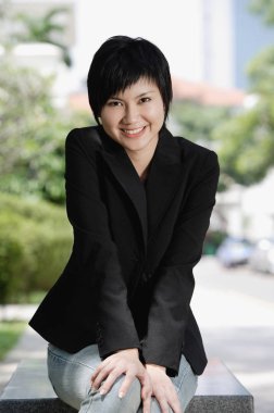 Kameraya gülümseyen kadın