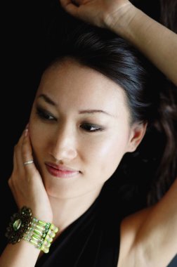 kadının yüzündeki el ile