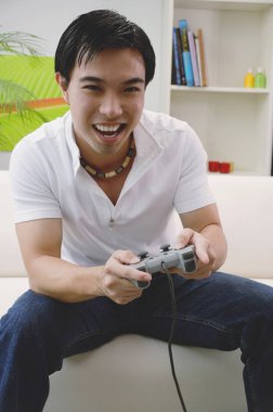 Man holding video oyunu