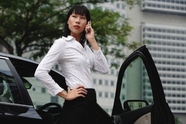 Cep telefonu kullanan iş kadını