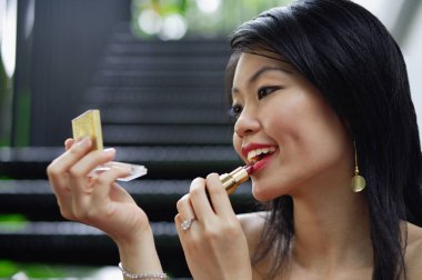 Makyaj Uygulayan Kadın