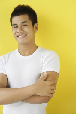 kameraya gülümseyen adam