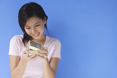 Kadın hediye kutusunu açıyor