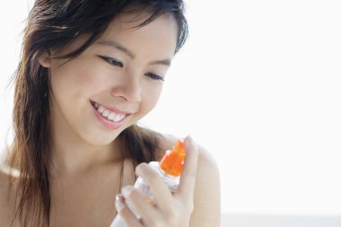 şişeye arayan kadın