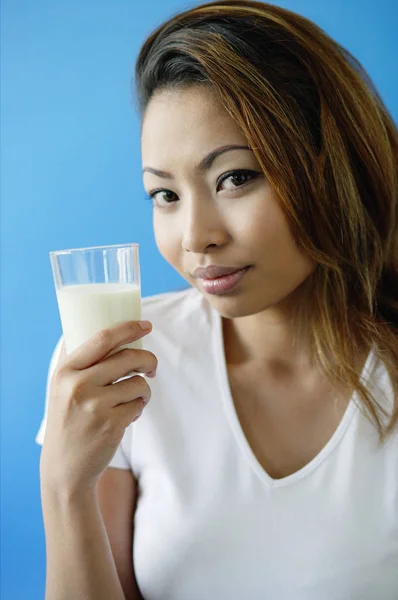 Femme tenant un verre de lait — Photo