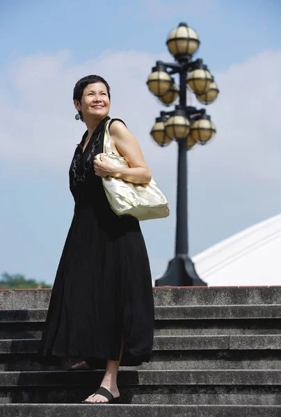 Mujer caminando escaleras abajo — Foto de Stock