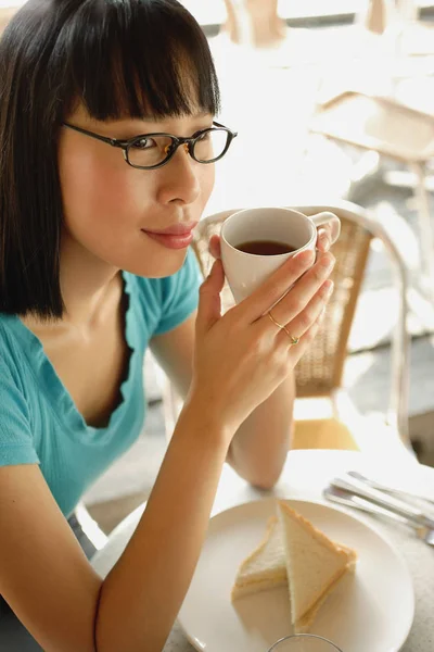 Mujer joven tomando café — Foto de Stock