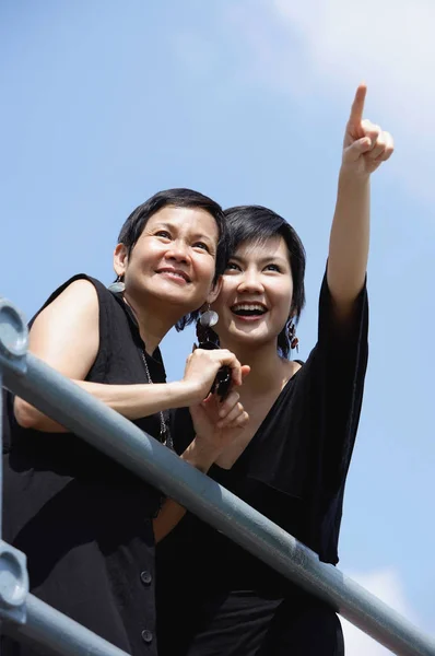 Dos mujeres lado a lado — Foto de Stock