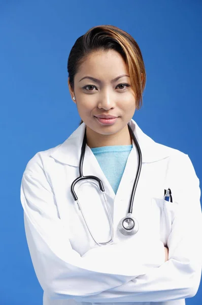 Doctor de pie con los brazos cruzados — Foto de Stock