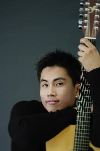 Man leaning on guitar — Stock Photo, Image